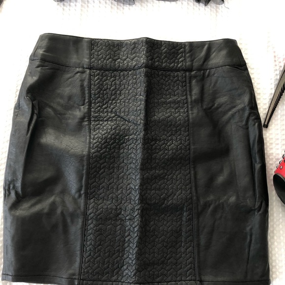 Faux leather mini skirt by Suzy Shier - Picture 2 of 4